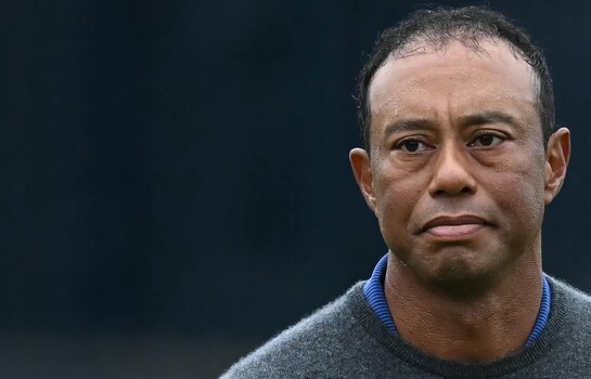 Nuevo video muestra que Tiger Woods miraba su m&oacute;vil en el momento del accidente de tr&aacute;fico