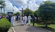Fieles participan en solemne viacrucis en la Bas&iacute;lica de Hig&uuml;ey este Viernes Santo