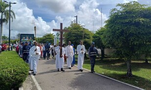 Fieles participan en solemne viacrucis en la Basílica de Higüey este Viernes Santo