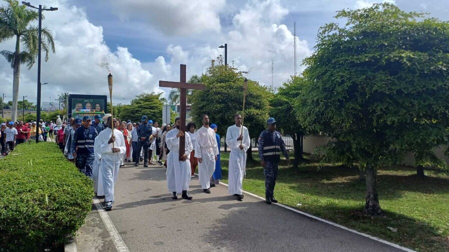 Fieles participan en solemne viacrucis en la Bas&iacute;lica de Hig&uuml;ey este Viernes Santo