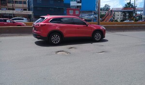 Lluvias y desgaste del asfalto provocan que calles y avenidas del GSD se llenen de hoyos