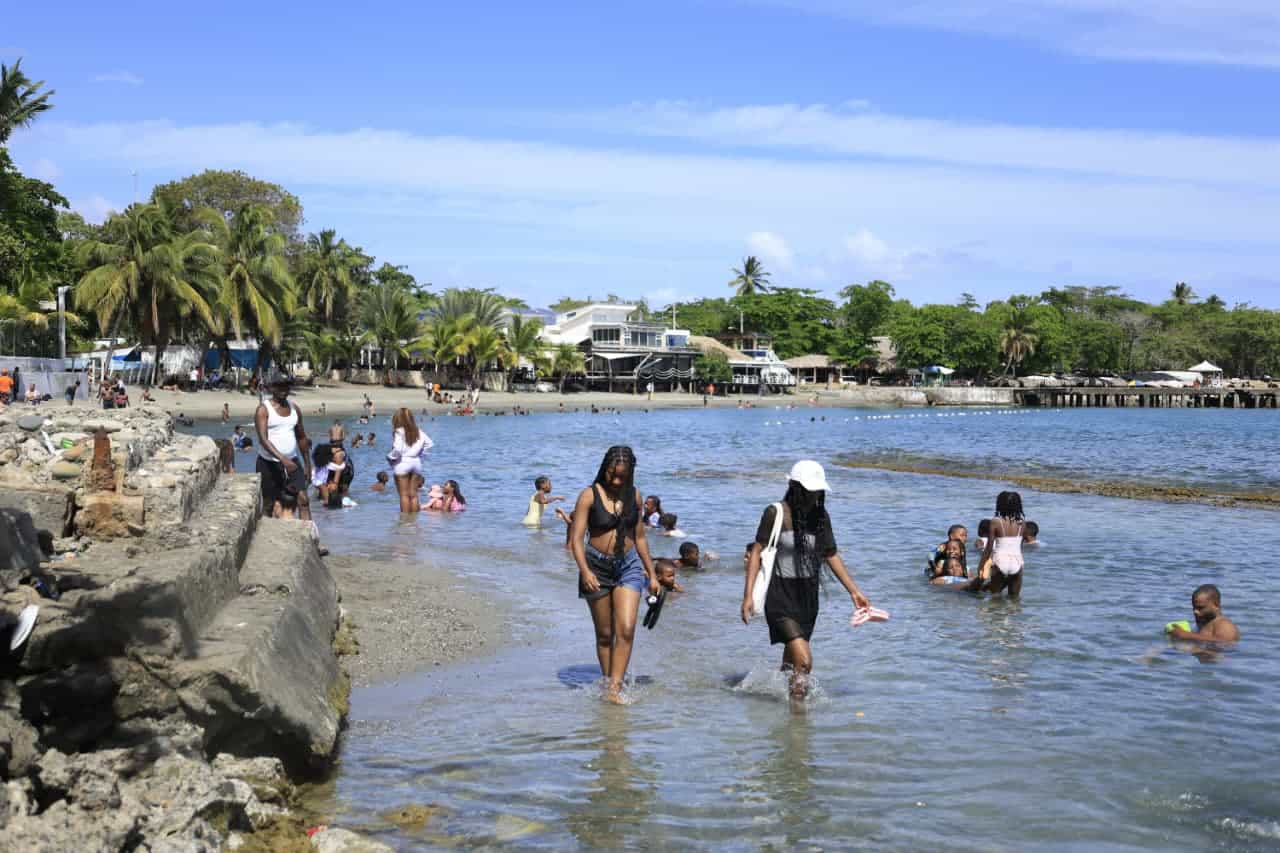 Visitantes en la playa Palenque.