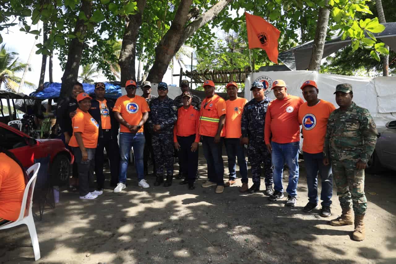 Parte de la Defensa Civil y la Policía Nacional en la playa Palenque, San Cristóbal.