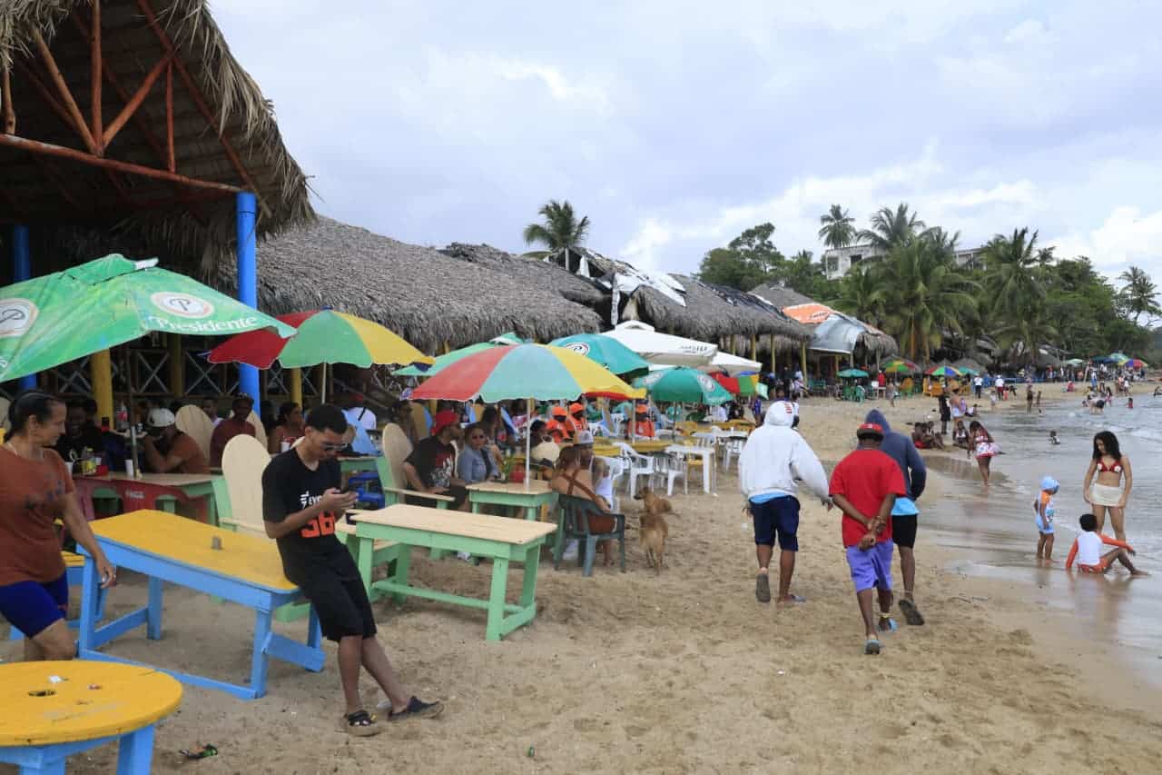 El ambiente en la Playa Najayo.