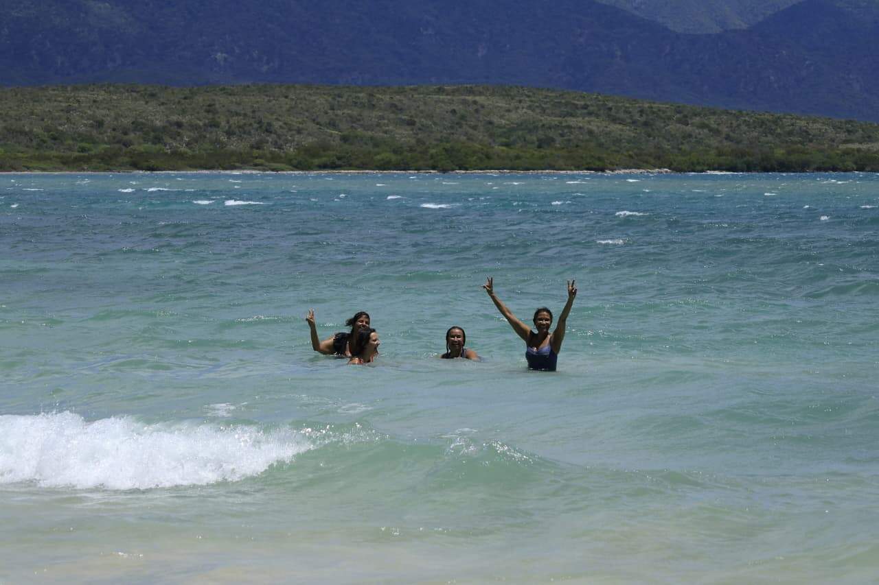 Visitantes disfrutan del mar en la playa Monte Rìo de Azua.