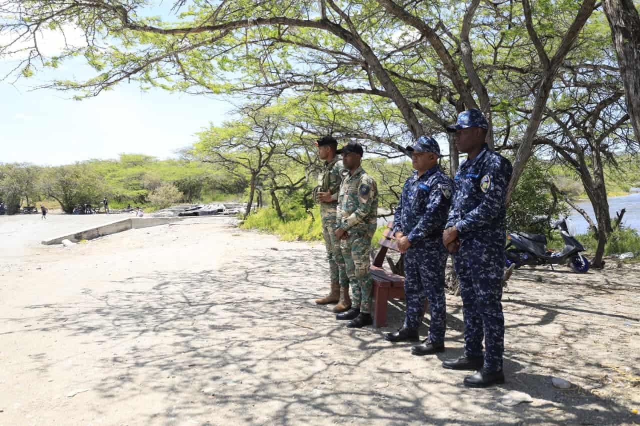Miembros de la Policía Nacional y del Ejército en la playa Tortuguero, en Azua.