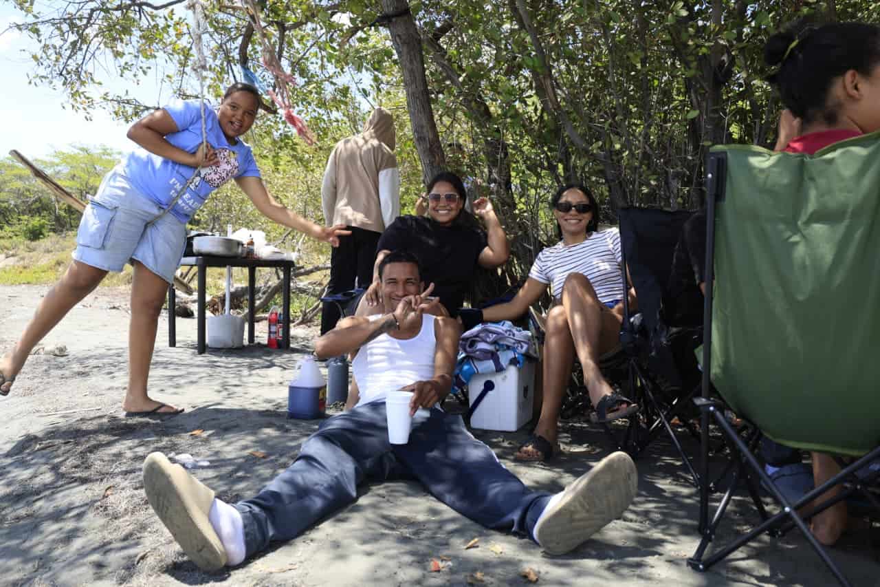 Parte de la familia Montero en la playa Tortuguero en Azua.