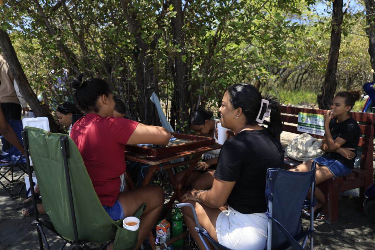 Parte de la familia Montero disfrutando del dominó en la playa Tortuguero.