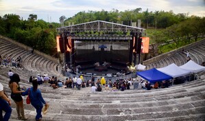 Altos de Chav&oacute;n se llena de expectativa antes del concierto de Christian Nodal