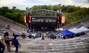 Altos de Chav&oacute;n se llena de expectativa antes del concierto de Christian Nodal