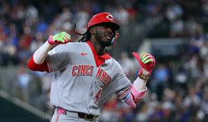 Elly de la Cruz truena en Texas y los Reds amargan el D&iacute;a Inaugural de los Vigilantes