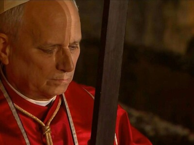 Papa León XIV celebra su primer viacrucis en el Coliseo