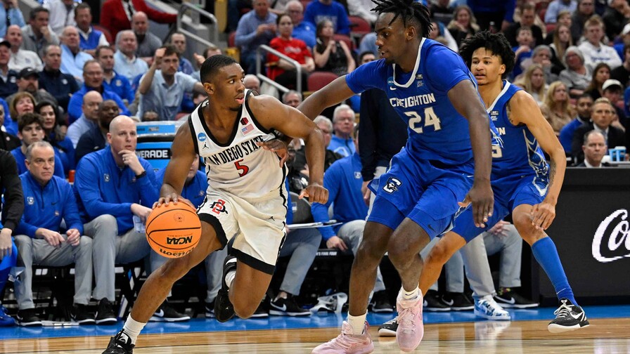 Donald Trump firma orden ejecutiva para regular el deporte universitario