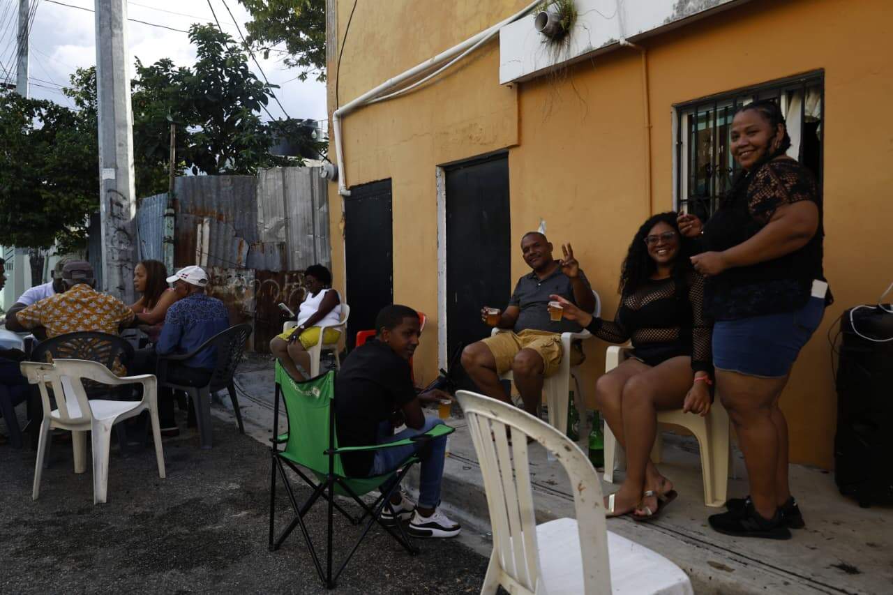 Juegos de dómino y compartir en familia este Vierne Santo, en barrios de Santo Domingo.