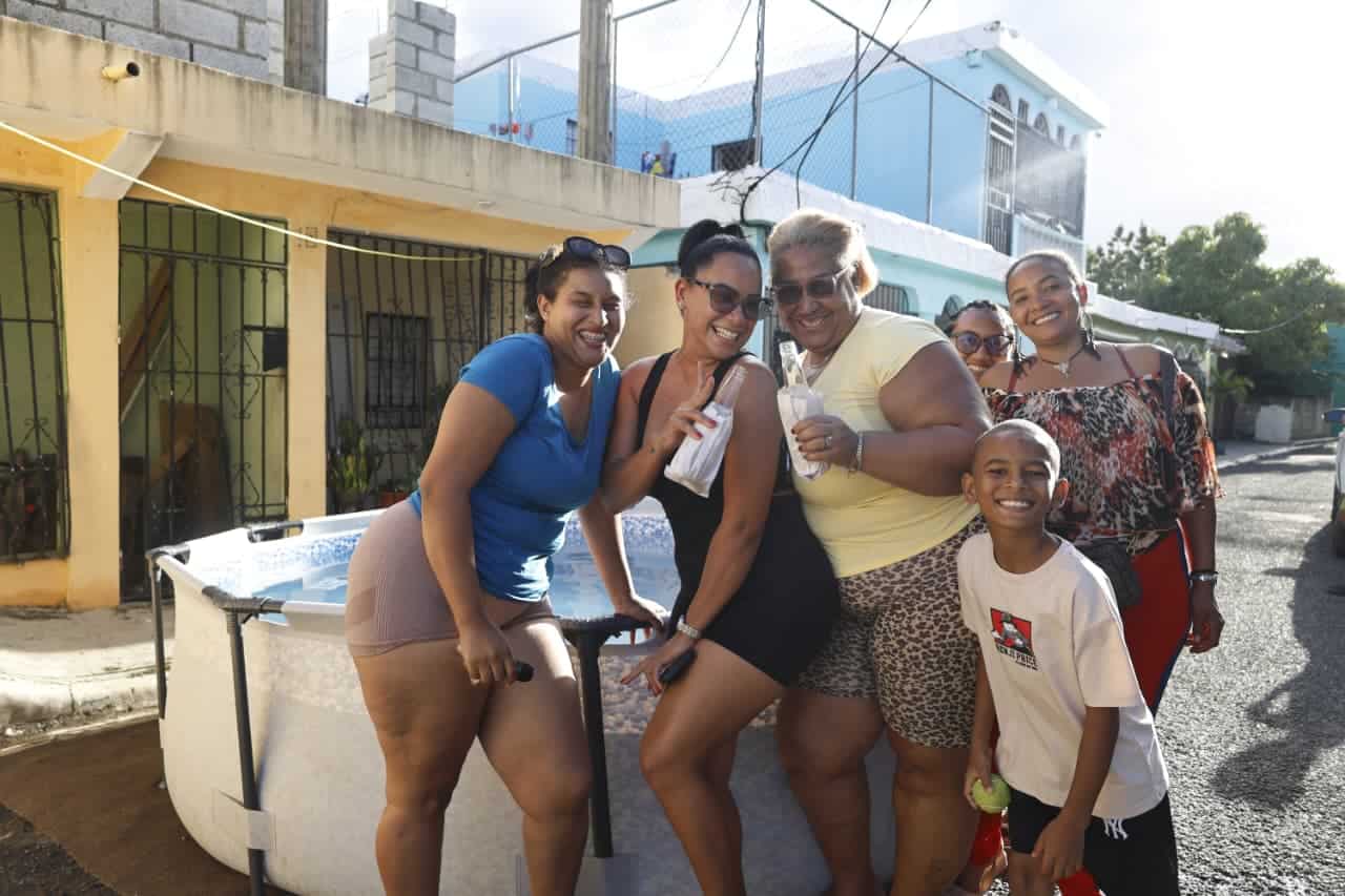 Residentes de Santo Domingo disfrutan de piscinas em los barrios durante el asueto de Semana Santa.