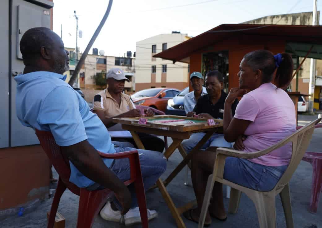 Residentes de Santo Domingo juegan dómino.