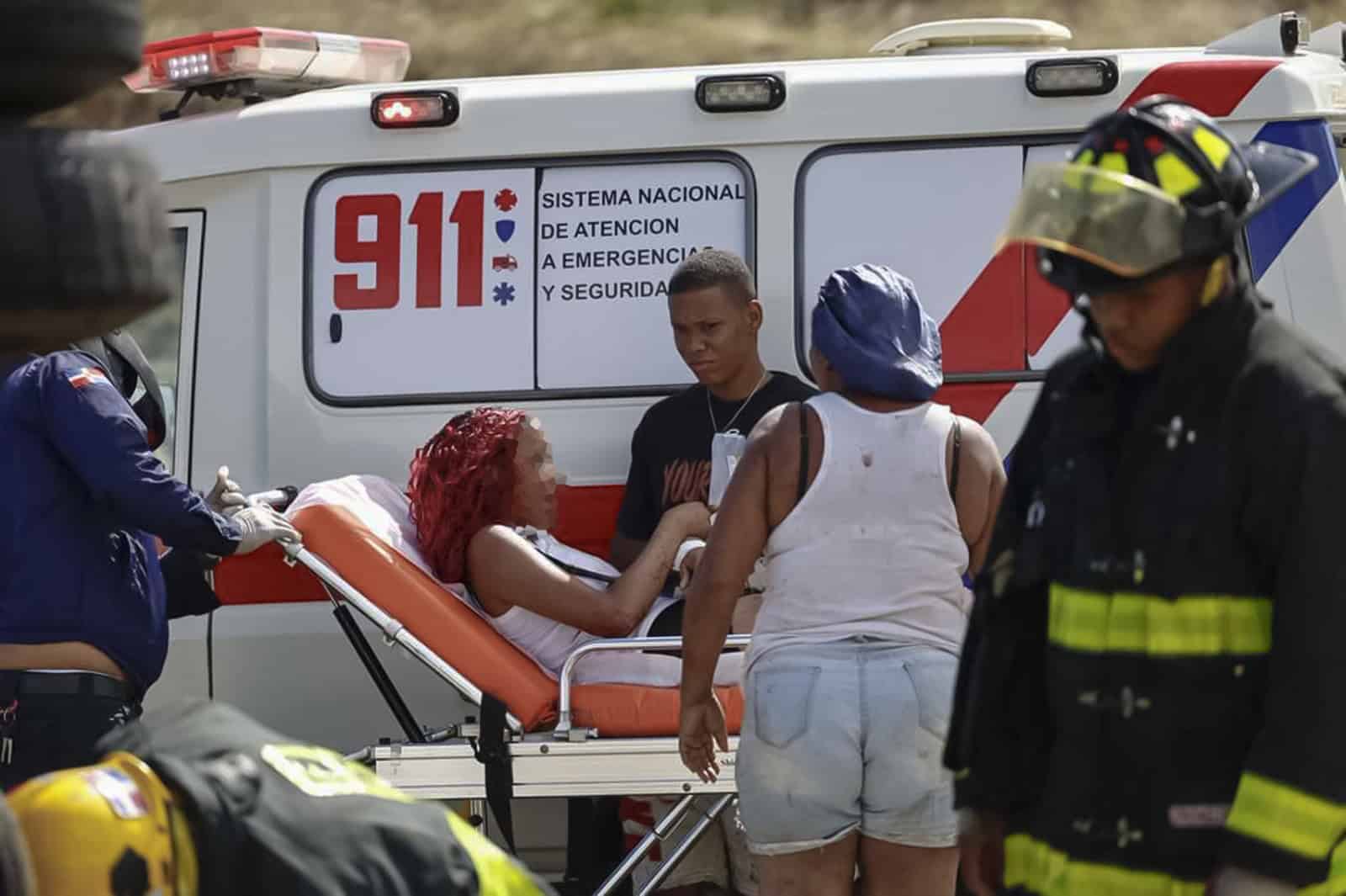 Personal del 9-1-1 movilizan a una de las heridas en el accidente del autobús en la circunvalación de Baní.&nbsp;