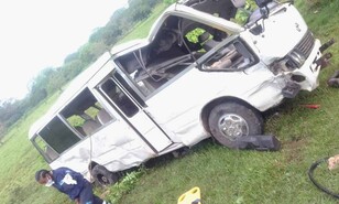 Nueve personas resultan lesionadas tras deslizamiento de autob&uacute;s en carretera Otra Banda–Hig&uuml;ey