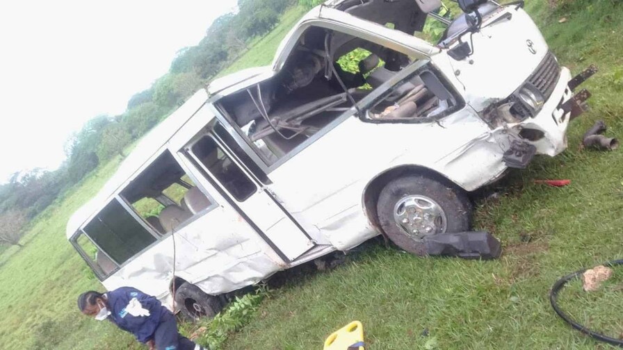 Nueve personas resultan lesionadas tras deslizamiento de autob&uacute;s en carretera Otra Banda–Hig&uuml;ey