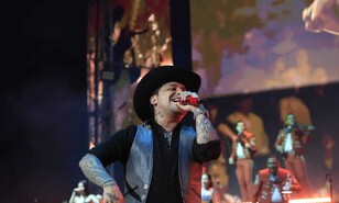 Nodal conquista Altos de Chav&oacute;n tras larga espera y desata una noche de emociones, sombreros y sue&ntilde;o