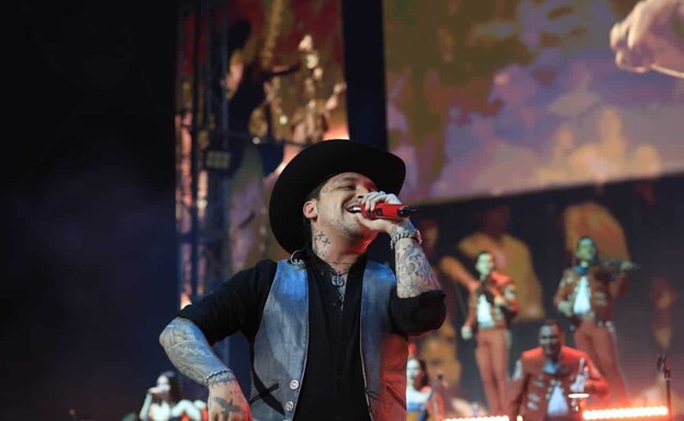 Nodal conquista Altos de Chavón tras larga espera y desata una noche de emociones, sombreros y sueño Nodal conquista Altos de Chavón tras larga espera y desata una noche de emociones, sombreros y sueño