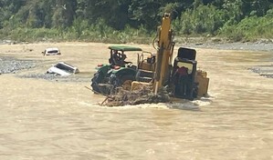 Crecida del r&iacute;o Nizao arrastra veh&iacute;culos y deja varias comunidades incomunicadas en Rancho Arriba