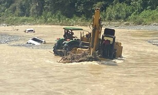 Crecida del r&iacute;o Nizao arrastra veh&iacute;culos y deja varias comunidades incomunicadas en Rancho Arriba