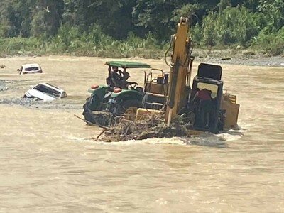 Crecida del río Nizao arrastra varios vehículos en Rancho Arriba