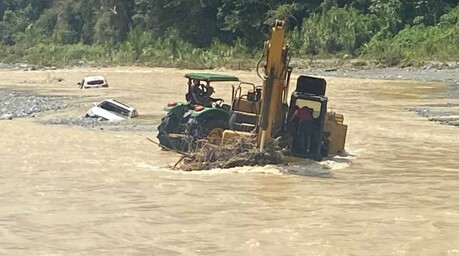 Crecida del r&iacute;o Nizao arrastra veh&iacute;culos y deja varias comunidades incomunicadas en Rancho Arriba