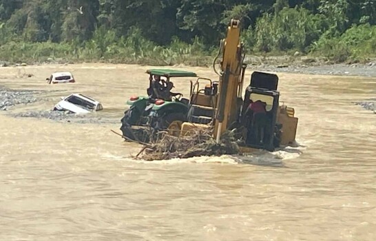 Crecida del r&iacute;o Nizao arrastra veh&iacute;culos y deja varias comunidades incomunicadas en Rancho Arriba