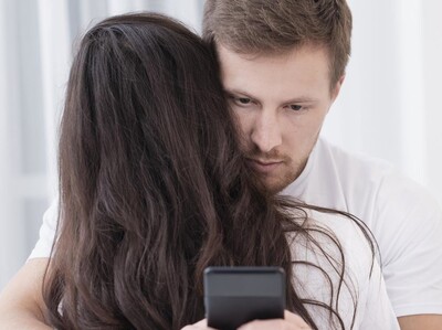 Crisis vital y cambio de década: infidelidad en parejas en edades 9