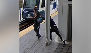 Acusan a hombre de intento de asesinato tras tratar de empujar a otro a las v&iacute;as del tren en Seattle
