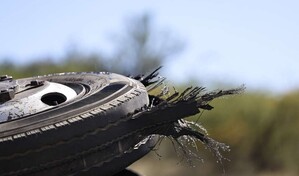 Autobús con los neumáticos gastados se vuelca en la circunvalación de Baní; hay un muerto