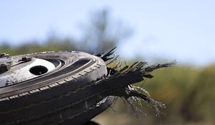 Autob&uacute;s con los neum&aacute;ticos gastados se vuelca en la circunvalaci&oacute;n de Ban&iacute;; hay un muerto