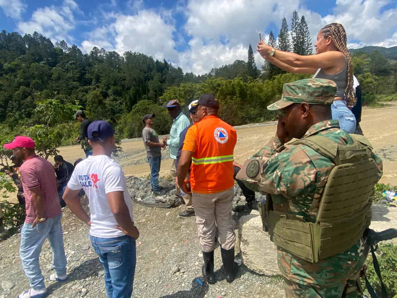 Equipos de la Defensa Civil se mantienen en el área afectada, brindando apoyo tras el desbordamiento del río Nizao.