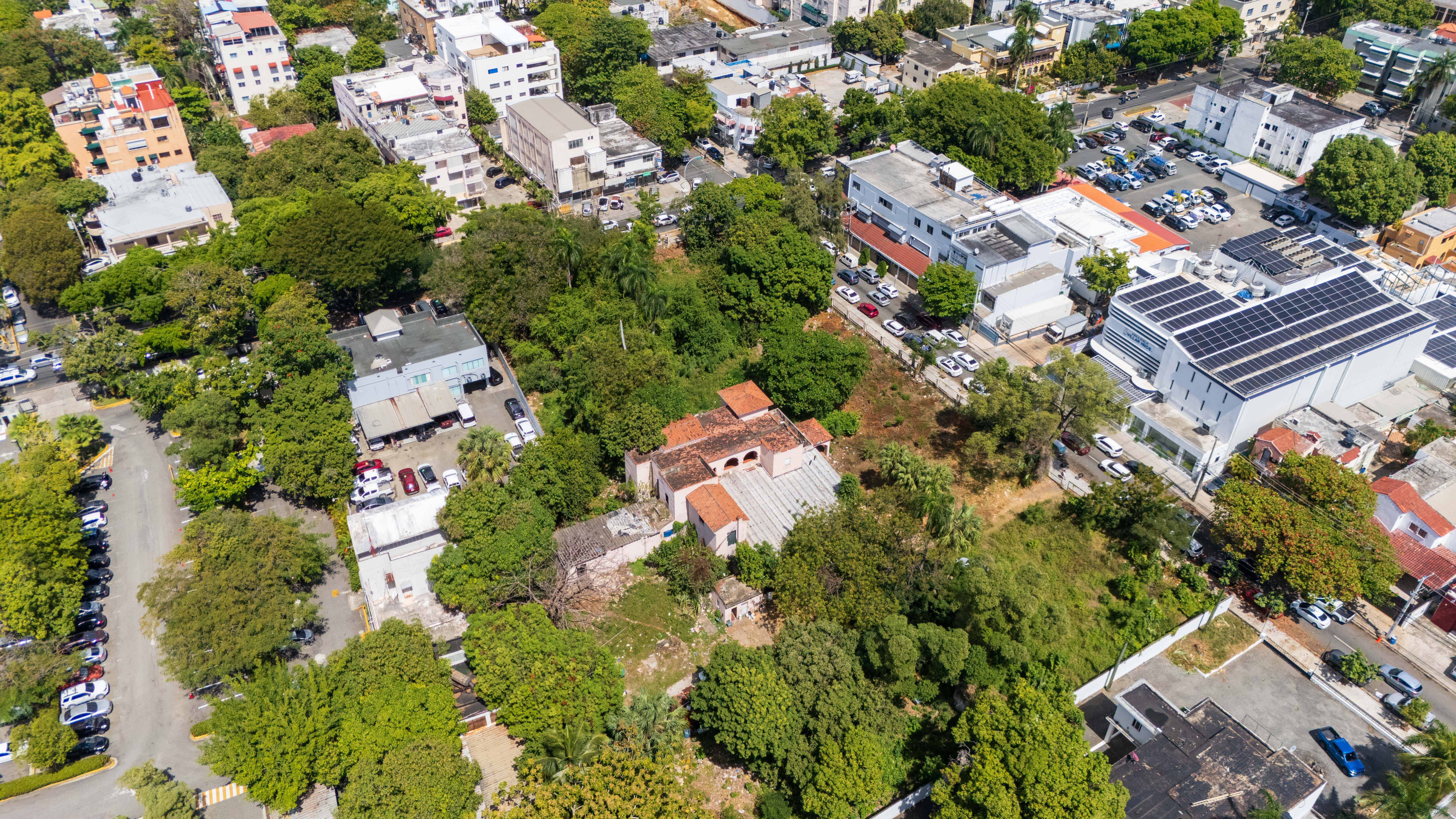 Otro ángulo de la casona de la Pasteur.