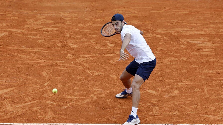Cer&uacute;ndolo elimina a Stefanos Tsitsipas, triple campe&oacute;n del torneo de Montecarlo