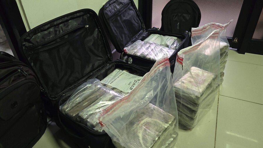 Detienen a dos extranjeros con 37 paquetes de presunta coca&iacute;na en el AILA