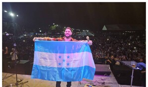 El Chaval de la Bachata re&uacute;ne a miles de fan&aacute;ticos hondure&ntilde;os en la costa de Puerto Cort&eacute;s