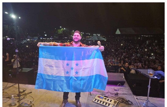 El Chaval de la Bachata re&uacute;ne a miles de fan&aacute;ticos hondure&ntilde;os en la costa de Puerto Cort&eacute;s