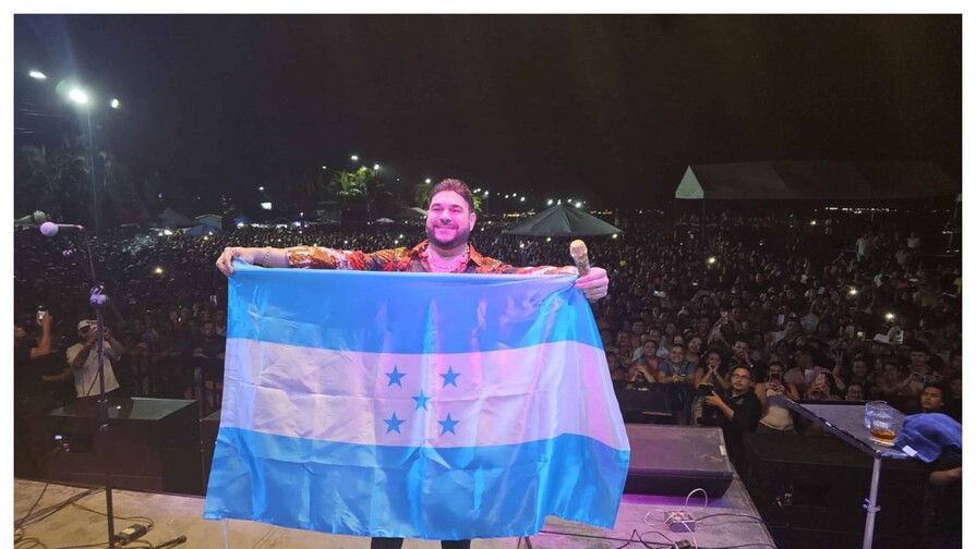 El Chaval de la Bachata re&uacute;ne a miles de fan&aacute;ticos hondure&ntilde;os en la costa de Puerto Cort&eacute;s