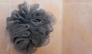 Expertos recomiendan dejar de usar esponjas de ba&ntilde;o por riesgos para la piel