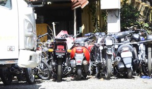 Largas filas de motoristas en la Digesett en Santiago tras incautaciones en Semana Santa