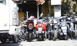 Largas filas de motoristas en la Digesett en Santiago tras incautaciones en Semana Santa