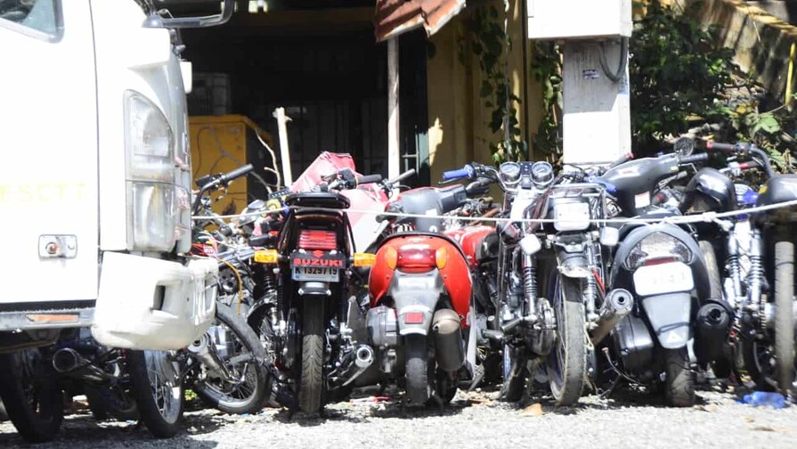 Largas filas de motoristas en la Digesett en Santiago tras incautaciones en Semana Santa Largas filas de motoristas en la Digesett en Santiago tras incautaciones en Semana Santa