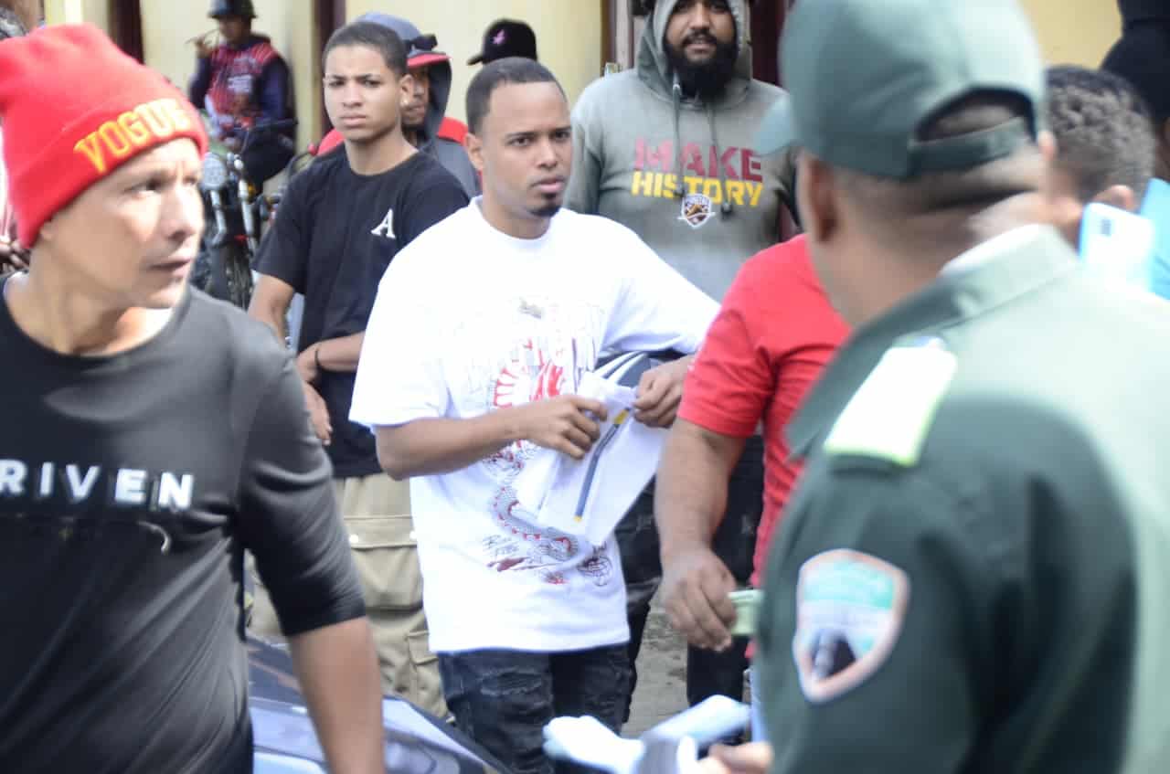 Conductores hacen fila con documentos en mano para recuperar sus motocicletas.