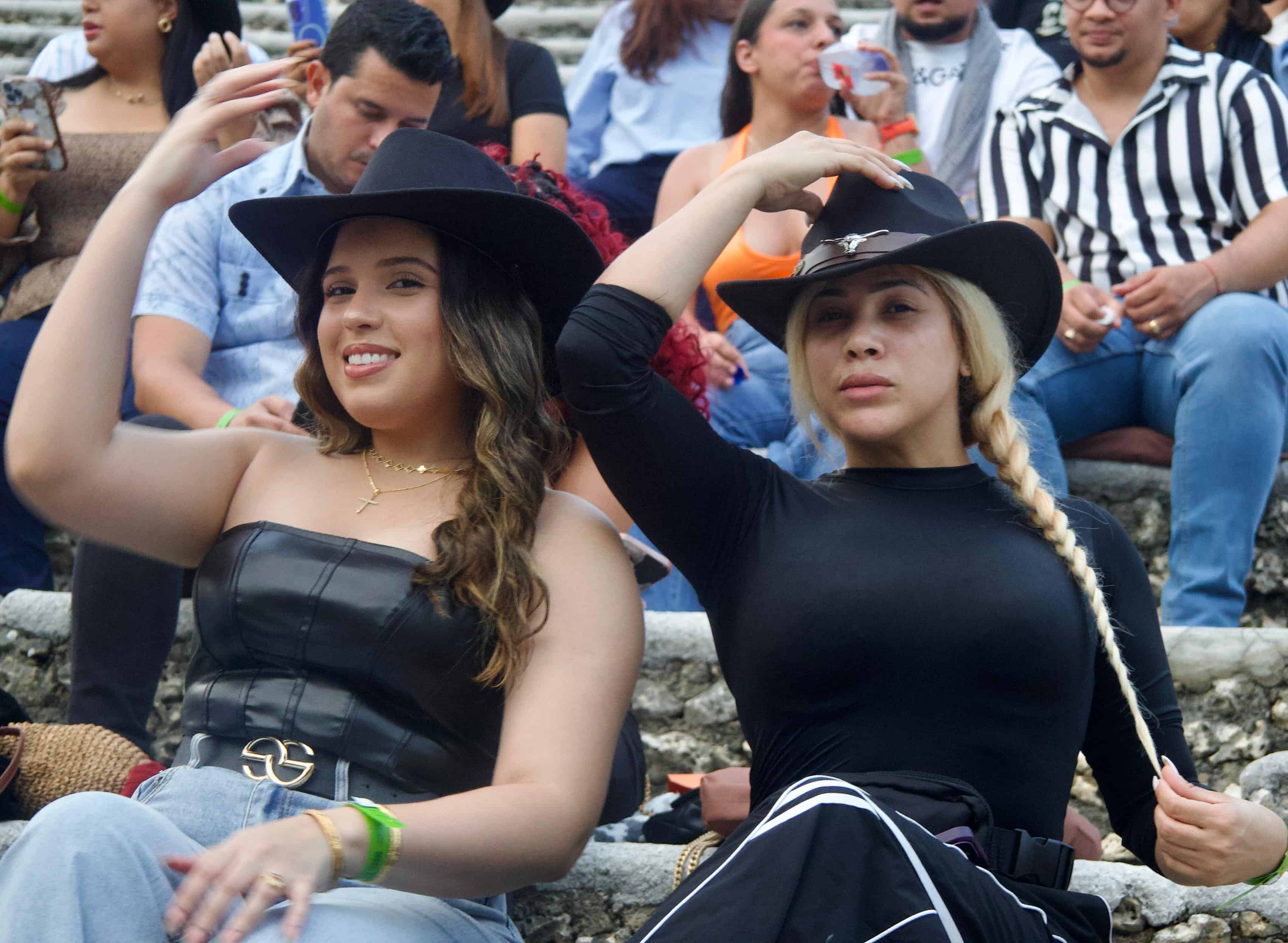 Las fan&aacute;ticas acudieron con looks inspirados en el estilo musical del artista mexicano Christian Nodal. (LUDUIS TAPIA / DIARIO LIBRE)