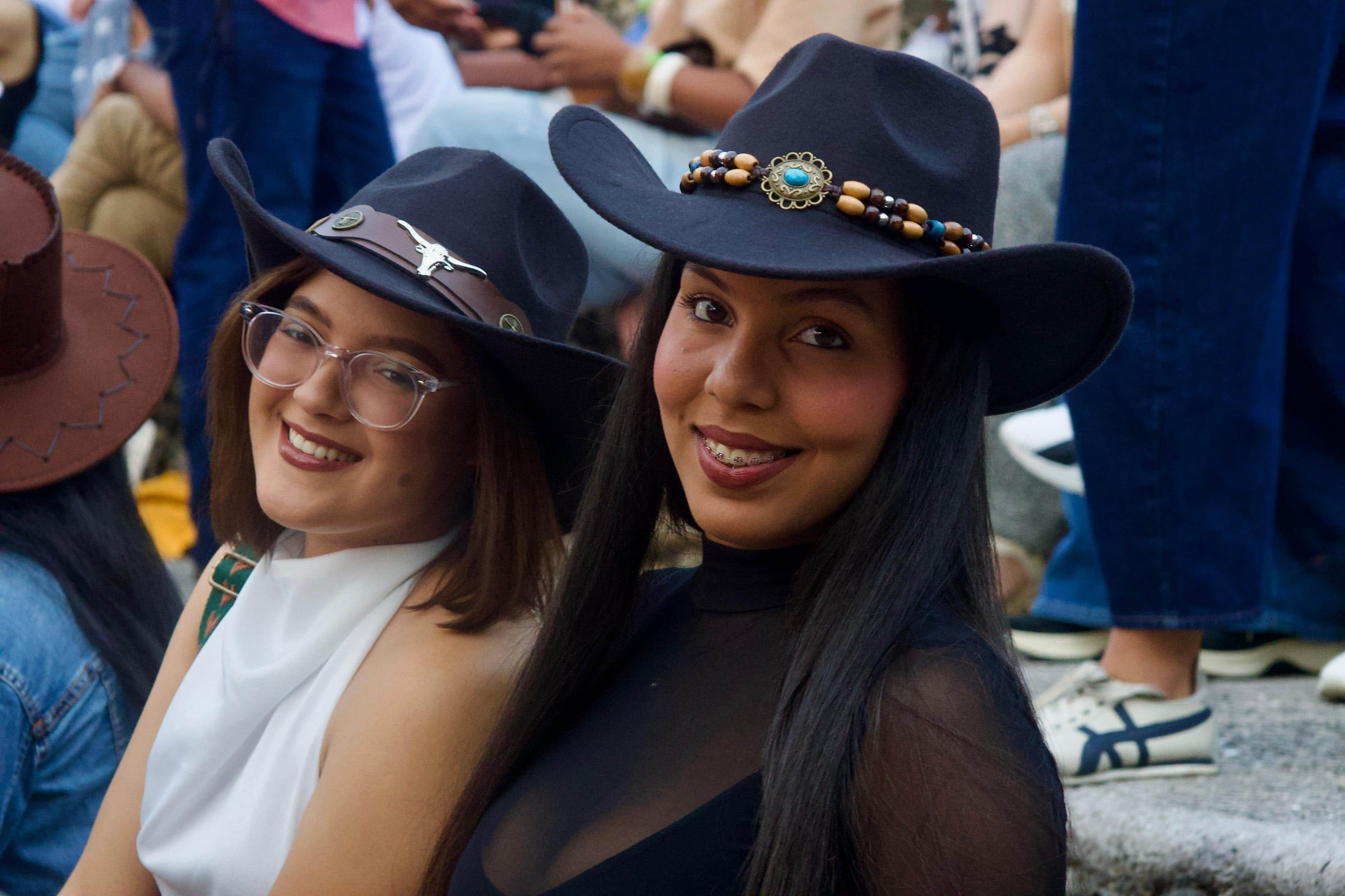 Muchas fan&aacute;ticas acudieron con looks inspirados en el estilo musical del artista mexicano Christian Nodal. (LUDUIS TAPIA / DIARIO LIBRE)