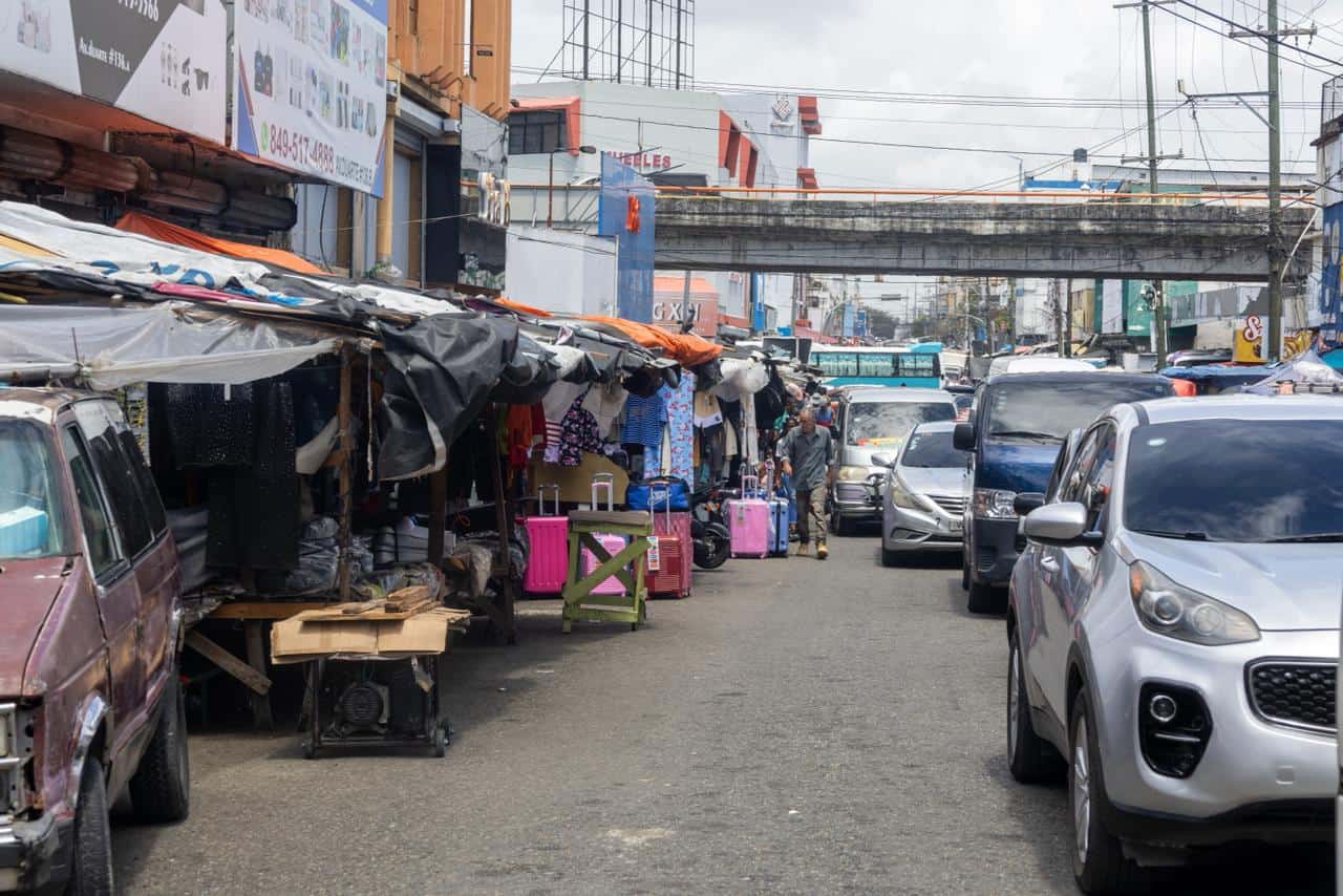 La Alcald&iacute;a busca recuperar las aceras de la avenida Duarte.