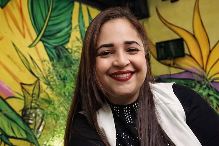 Ten&iacute;a 46 a&ntilde;os. Era maestra. La mat&oacute; a balazos su pareja, con quien llevaba veinte a&ntilde;os casada y procre&oacute; dos hijos. El hecho se produjo en la casa com&uacute;n, situada en la segunda planta del edificio donde el feminicida gestionaba una ferreter&iacute;a. El feminicida se suicid&oacute;. Ocurri&oacute; el<strong> 4 de marzo</strong> en la comunidad de Guauc&iacute;, Moca.